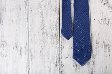 Renkli ahşap arkaplanda moda kravat