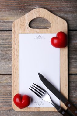 Kağıt ve kalpleri rustik ahşap plakalar arka plan üzerinde menü levha ile kesme tahtası