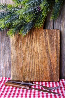 Kesme tahtası ahşap plakalar arka plan üzerinde Noel dekorasyonu ile