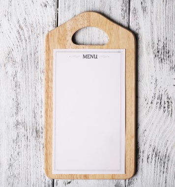 Renk ahşap arka plan üzerinde kurulu ile yemek listesi parça kağıt kesme