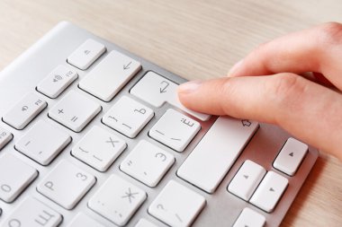 El ile ahşap masaüstü arka planı üzerinde klavye