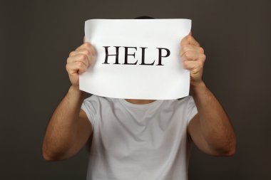 Kağıdın yardımıyla koyu arka plan üzerinde erkek elinde kayıt