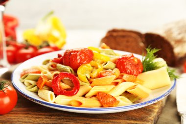 Biber, havuç ve domates ahşap masa arka plan ile makarna salatası