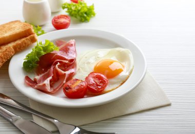 Pastırmalı yumurta renk ahşap masa arka plan üzerinde