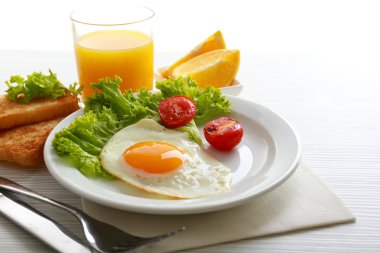 Pastırmalı yumurta renk ahşap masa arka plan üzerinde