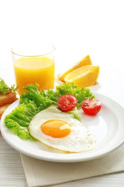 Pastırmalı yumurta renk ahşap masa arka plan üzerinde