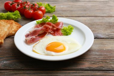 Pastırmalı yumurta rustik ahşap plakalar arka plan üzerinde