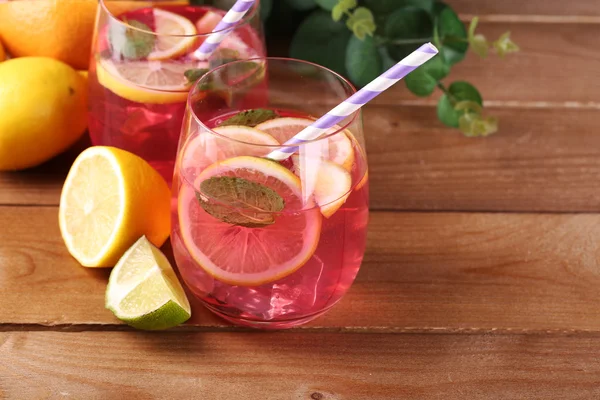 Roze limonade in bril op tabel close-up — Stockfoto