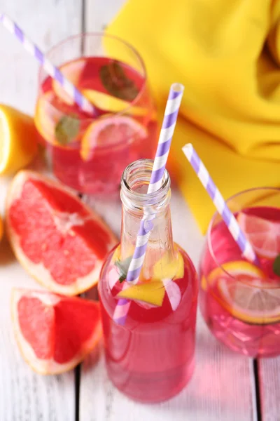 Limonada rosa en vasos y botella en primer plano de la mesa —  Fotos de Stock