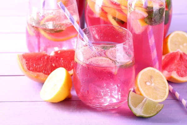 Roze limonade in glazen en werper op tabel close-up — Stockfoto