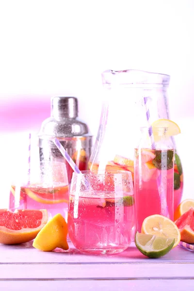 Rosa Limonade in Gläsern und Krug auf dem Tisch in Großaufnahme — Stockfoto