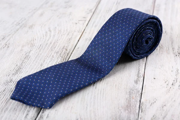 Cravatta alla moda su sfondo in legno colore — Foto Stock