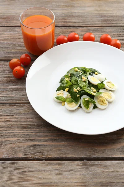 Bıldırcın yumurta ve rustik ahşap masa arka plan üzerinde suyu ile plaka fesleğen salata — Stok fotoğraf