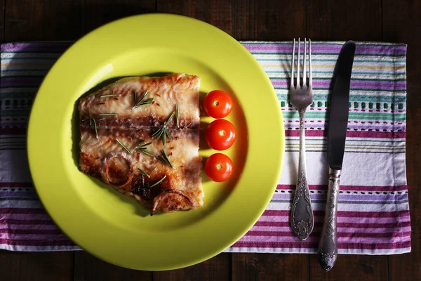 Schüssel Pangasiusfilet mit Rosmarin und Kirschtomaten im Teller auf Holztischhintergrund — Stockfoto