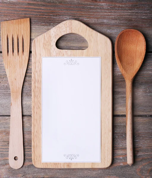 Tabla de cortar con hoja de menú de papel sobre fondo rústico tablones de madera — Foto de Stock