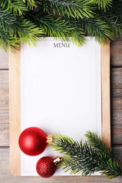 Tablero de menú con decoración de Navidad sobre fondo de tablones de madera — Foto de Stock