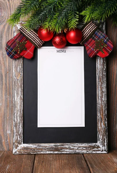 Menu bord met Kerstdecoratie op houten planken achtergrond — Stockfoto