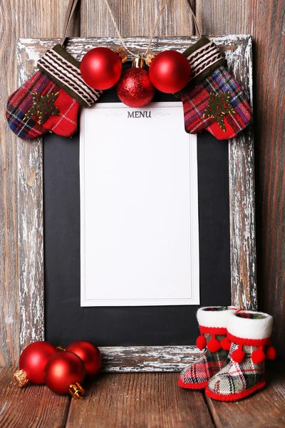 Menu desky s vánoční výzdobou na pozadí Dřevěná prkna — Stock fotografie