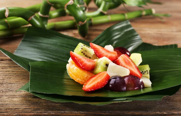 Postre de fruta sobre hoja verde sobre mesa — Foto de Stock