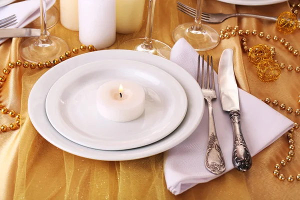 Beautiful holiday table setting in white and gold color — Stock Photo, Image