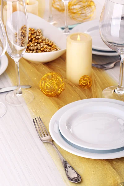 Прекрасный праздничный стол в белом и золотом цвете — стоковое фото