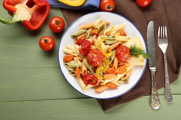 Biber, havuç ve domates ahşap masa arka plan ile makarna salatası — Stok fotoğraf