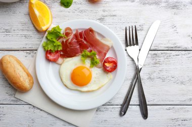 Pastırmalı yumurta renk ahşap masa arka plan üzerinde.