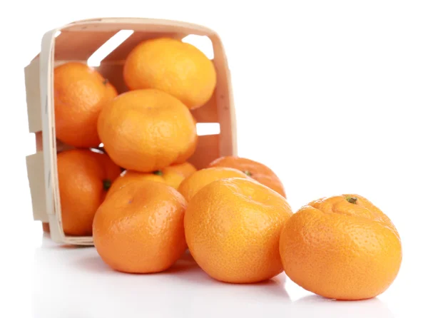 Tangerinas em cesta isoladas sobre branco — Fotografia de Stock