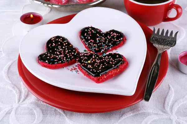 Vida morta romântica com biscoitos em forma de coração em pranchas de madeira a cores fundo — Fotografia de Stock