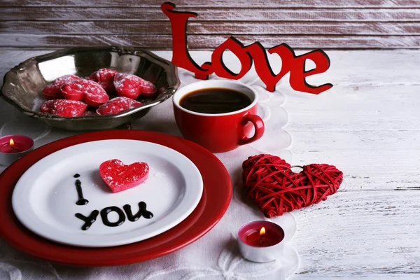 Galleta en forma de corazón en plato con inscripción I Love You sobre fondo de mesa de madera de color — Foto de Stock