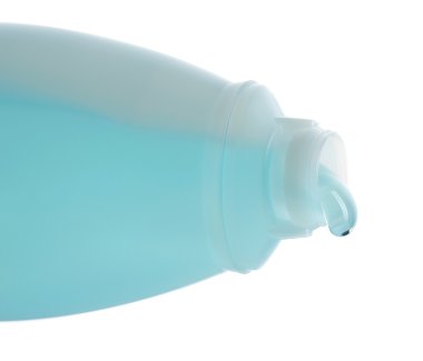 Kozmetik sıvı şişe üzerinde beyaz izole dökme