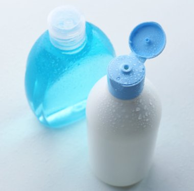 Beyaz üzerine izole edilmiş kozmetik şişeler