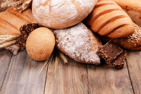 Verschiedenes Brot auf dem Tisch aus nächster Nähe — Stockfoto