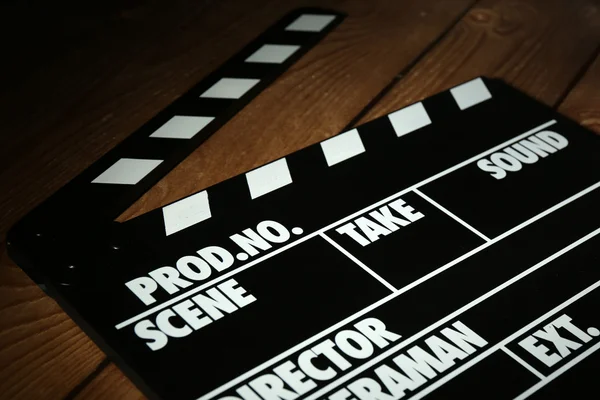 Película clapper sobre fondo de madera —  Fotos de Stock