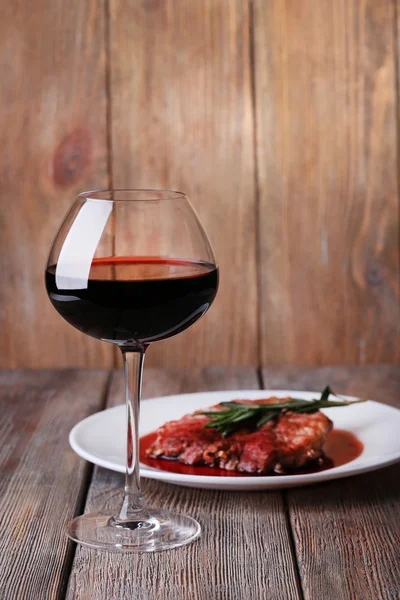Ahşap arka plan üzerinde şarap ile şarap soslu ızgara biftek — Stok fotoğraf