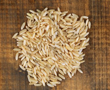 Tahta zemin üzerinde pirinç taneleri