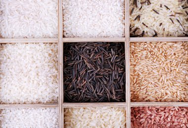 pirinç ahşap kutusunda farklı türleri