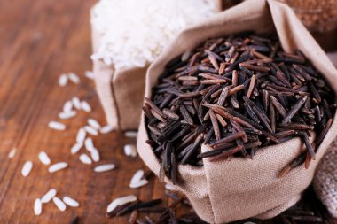 Ahşap zemin üzerine çuval pirinç farklı türleri