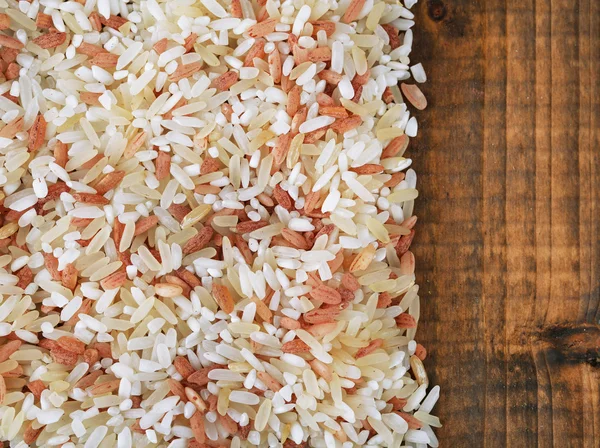 Ziarna ryżu na drewnianym tle — Zdjęcie stockowe