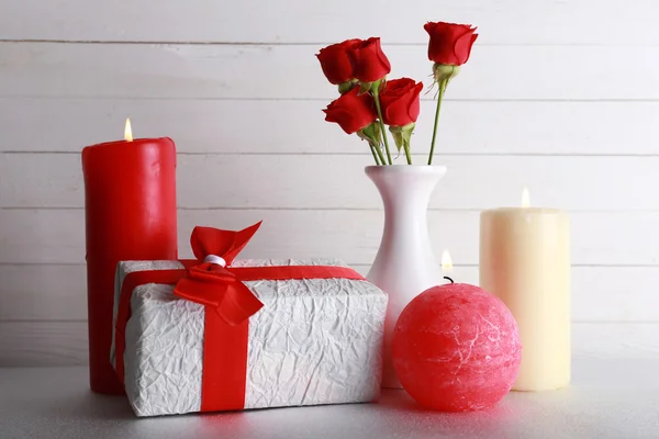Regalo romantico con candele — Foto Stock