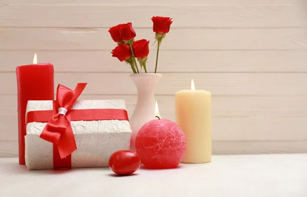 Regalo romantico con candele — Foto Stock