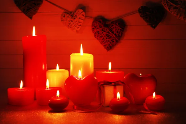 Regalo romantico con candele — Foto Stock