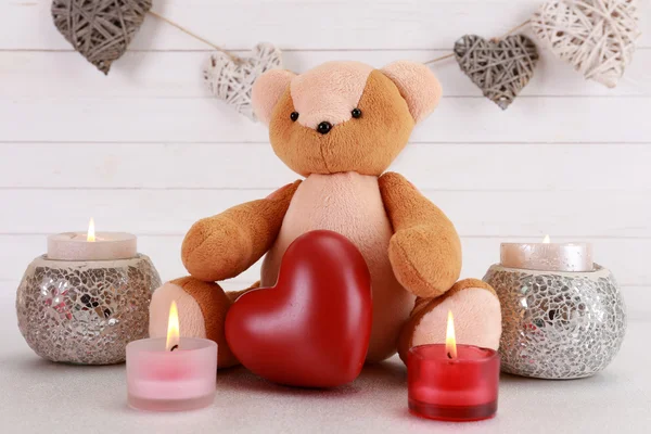 Urso de peluche com velas, conceito de amor — Fotografia de Stock