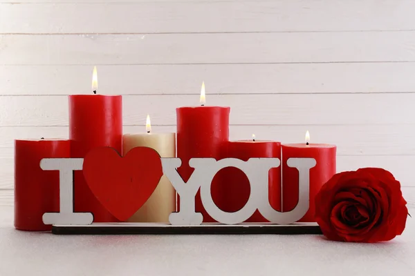 Presente romântico com velas — Fotografia de Stock