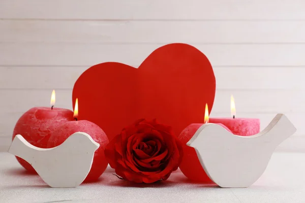 Романтический подарок со свечами — стоковое фото