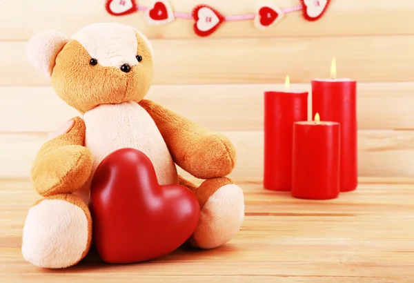 Urso de peluche com coração e velas, conceito de amor — Fotografia de Stock