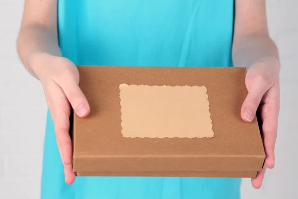 Courier with parcel box — Stock Photo, Image