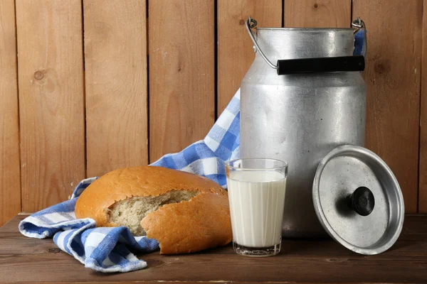 Lattina retrò per latte con pane fresco — Foto Stock