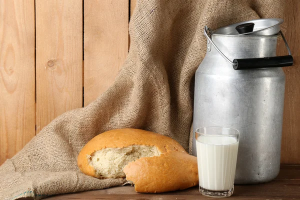 Retro może dla mleka świeżego chleba — Zdjęcie stockowe