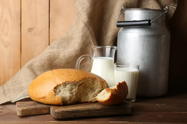 Retro kan voor melk met vers brood — Stockfoto
